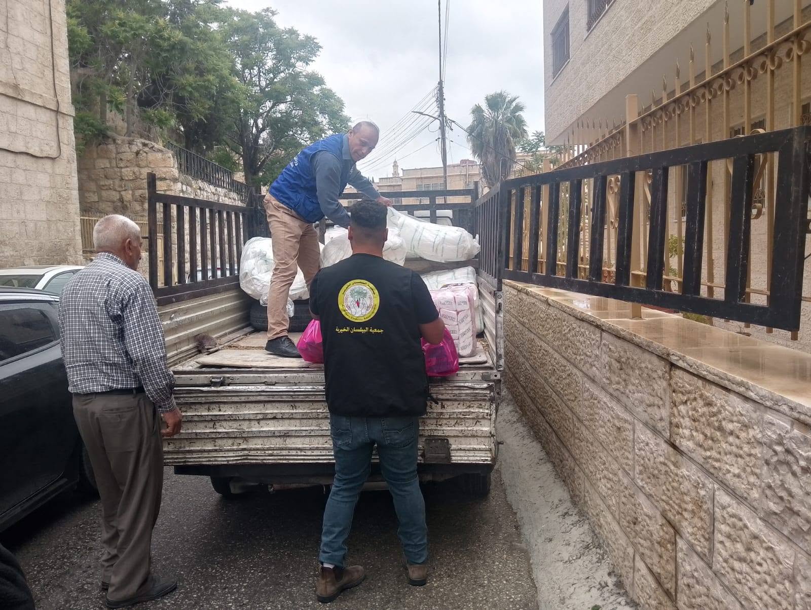 فريق الجمعية أثناء تحميل المساعدات